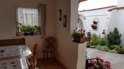 überdachter Sitzplatz im Freien